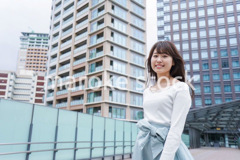 都会を歩くビジネスウーマン