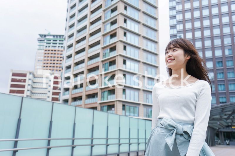 都会を歩くビジネスウーマン