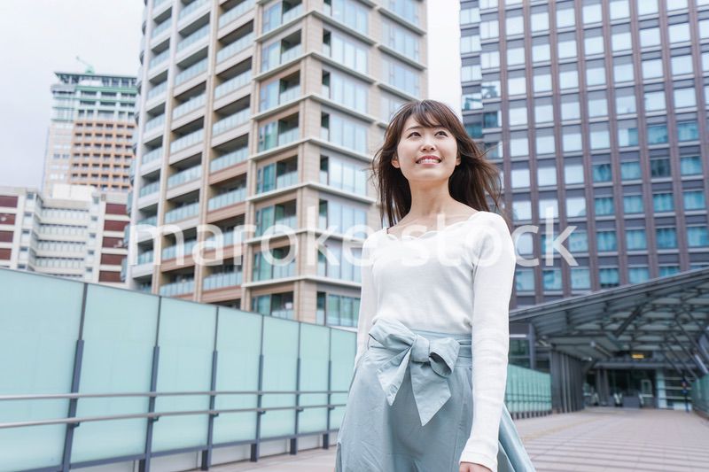 都会を歩くビジネスウーマン