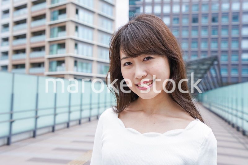 都会を歩くビジネスウーマン