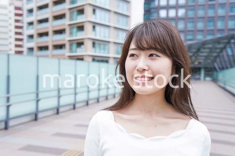 都会を歩くビジネスウーマン