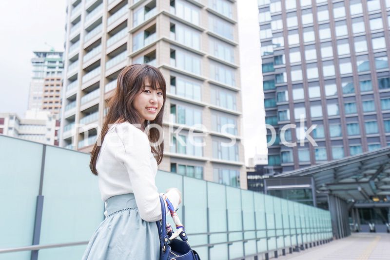 都会を歩くビジネスウーマン