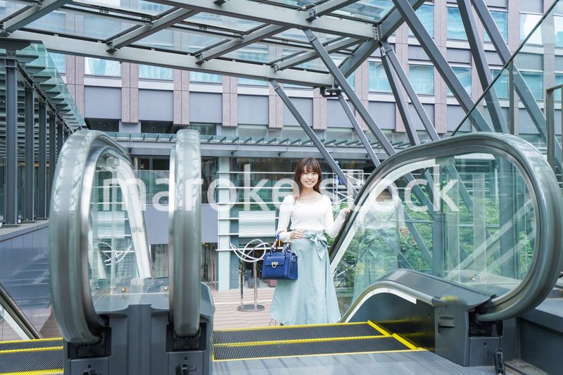 エスカレーターに乗る女性