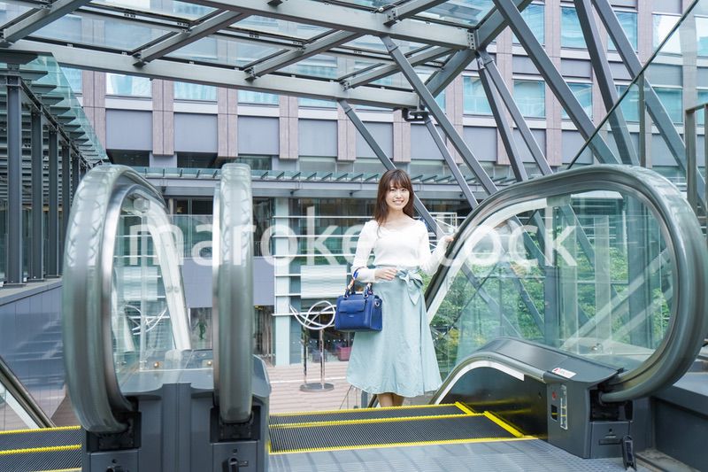エスカレーターに乗る女性