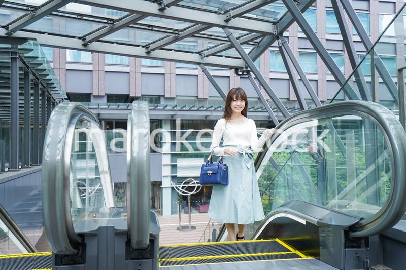 エスカレーターに乗る女性