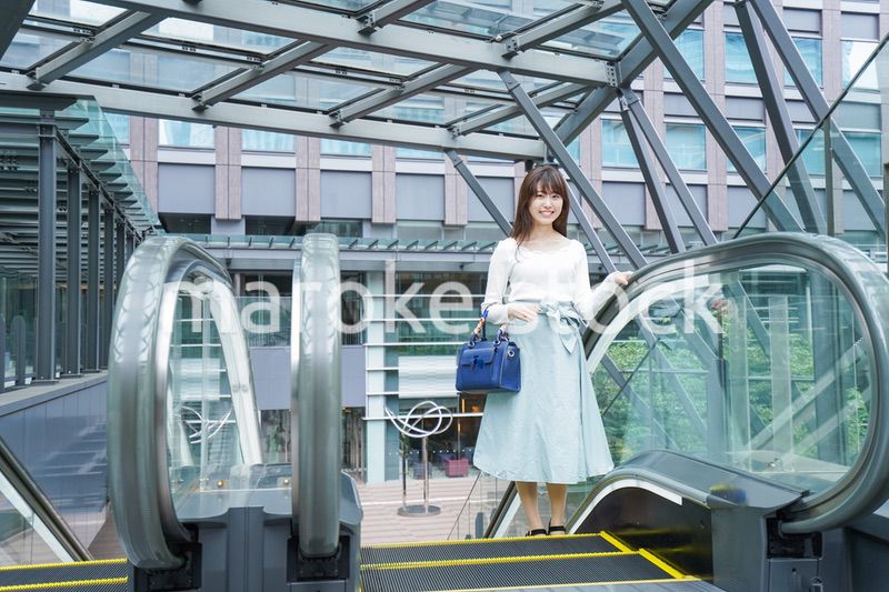 エスカレーターに乗る女性