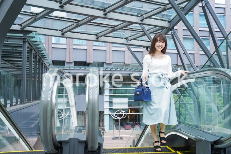 エスカレーターに乗る女性
