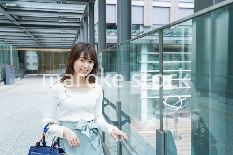 都会を歩くビジネスウーマン