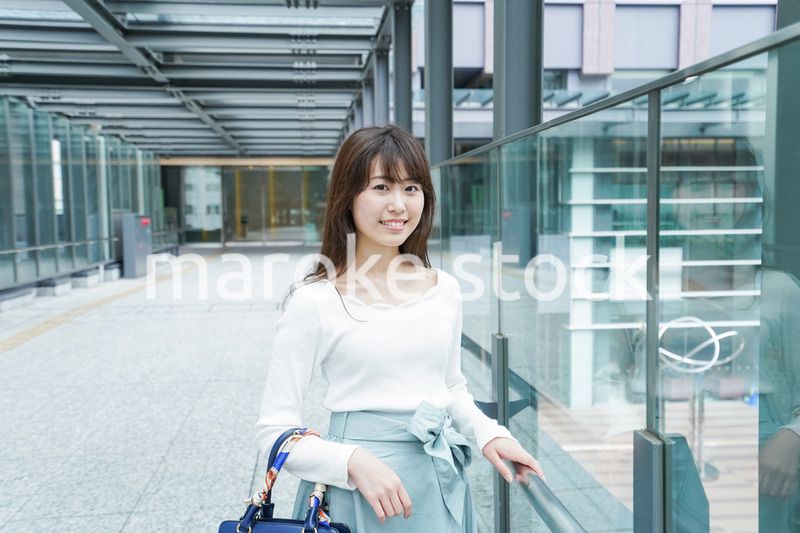 都会を歩くビジネスウーマン