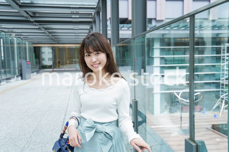 都会を歩くビジネスウーマン