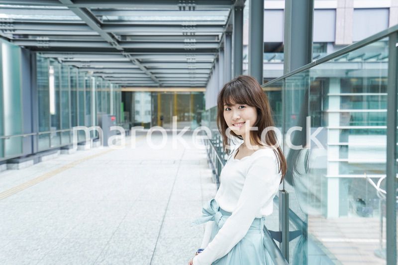 都会を歩くビジネスウーマン