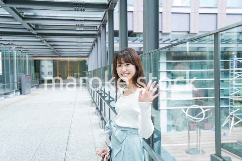 都会を歩くビジネスウーマン