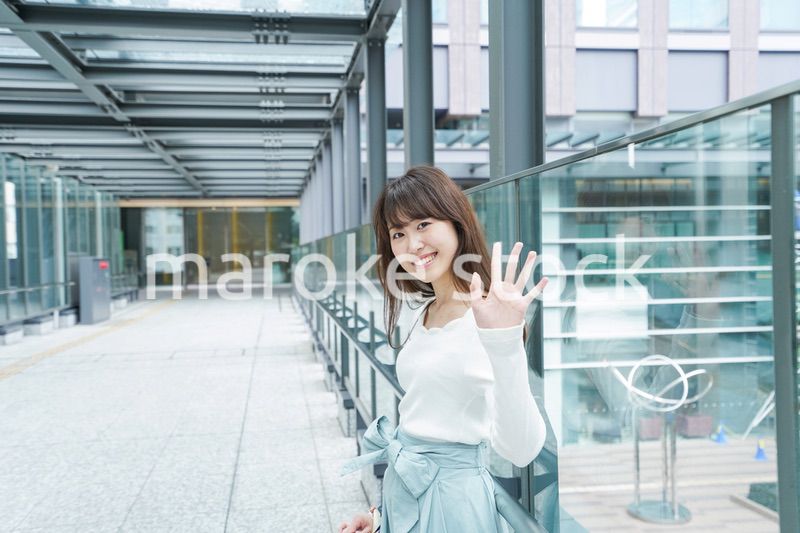 都会を歩くビジネスウーマン