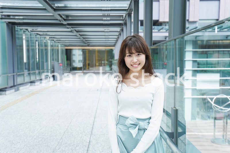 都会を歩くビジネスウーマン