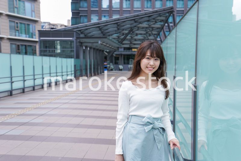 都会を歩くビジネスウーマン