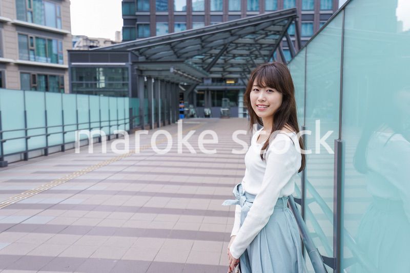 都会を歩くビジネスウーマン