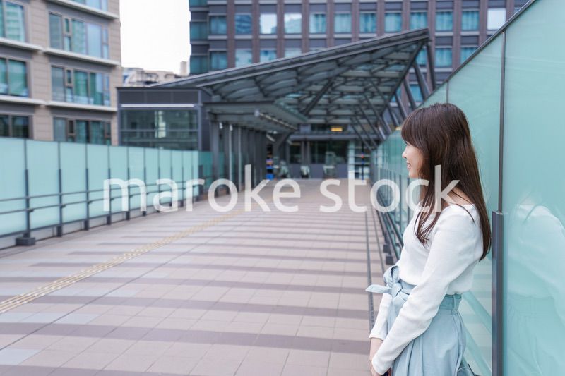 都会を歩くビジネスウーマン