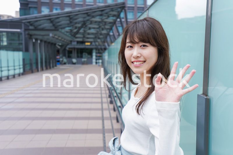 待ち合わせする女性