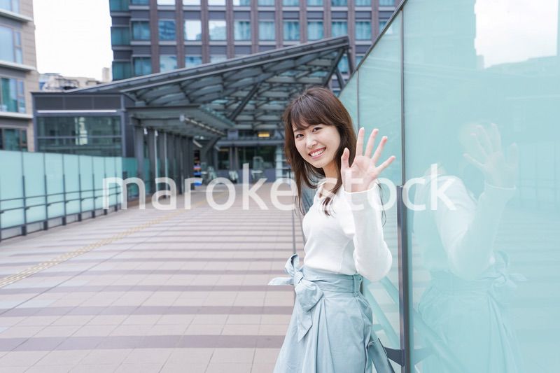 待ち合わせする女性