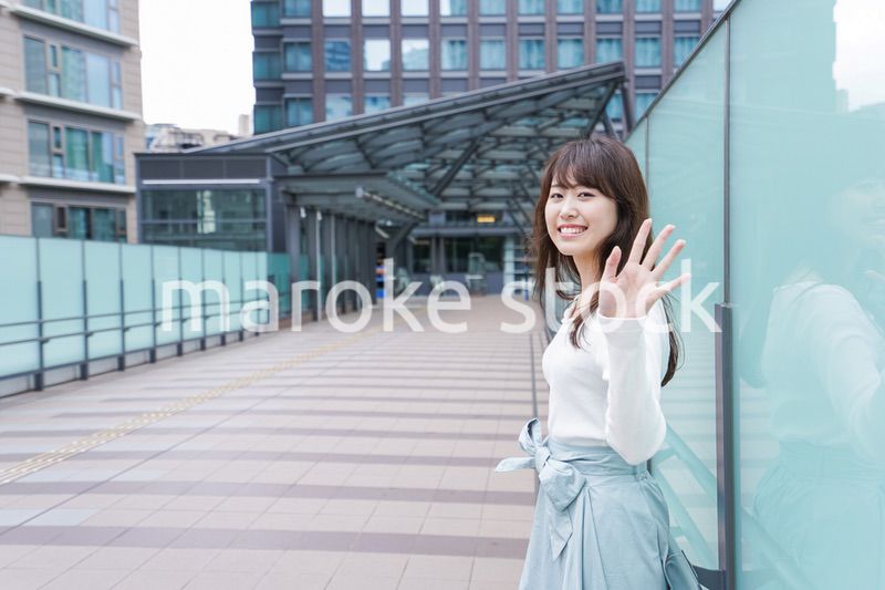 待ち合わせする女性