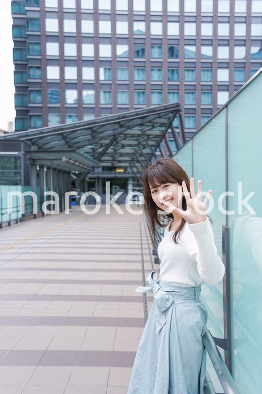 待ち合わせする女性