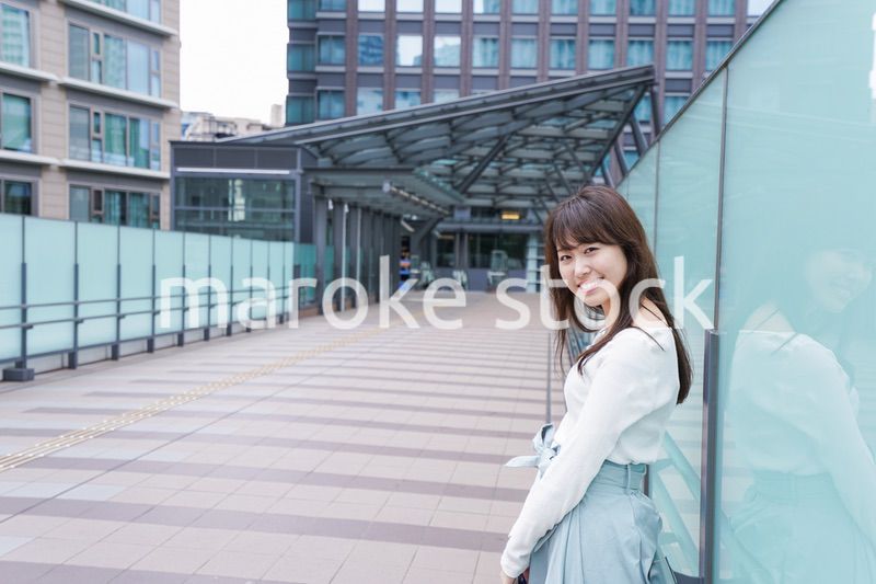 都会を歩くビジネスウーマン