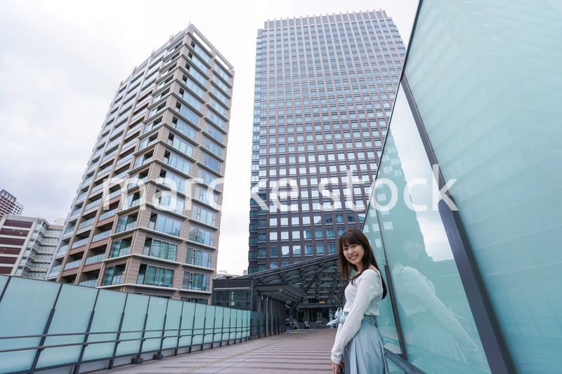 都会を歩くビジネスウーマン