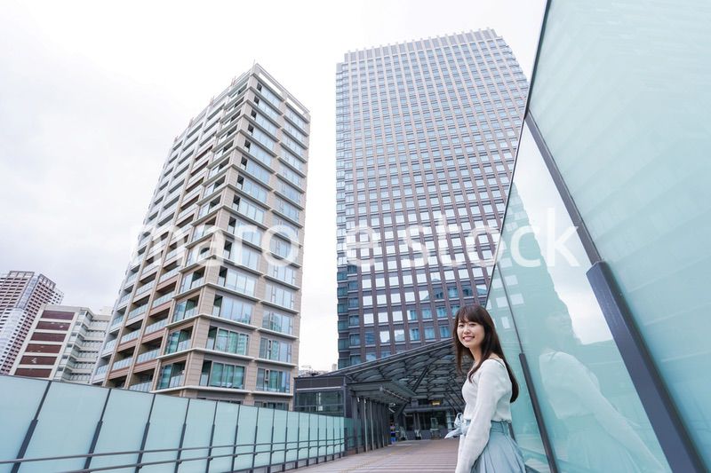 都会を歩くビジネスウーマン