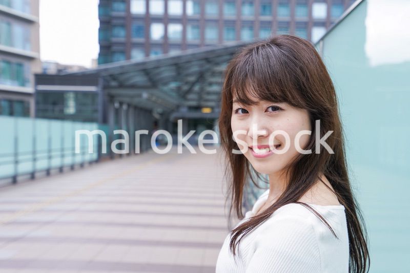 都会を歩くビジネスウーマン