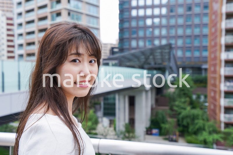 都会を歩くビジネスウーマン