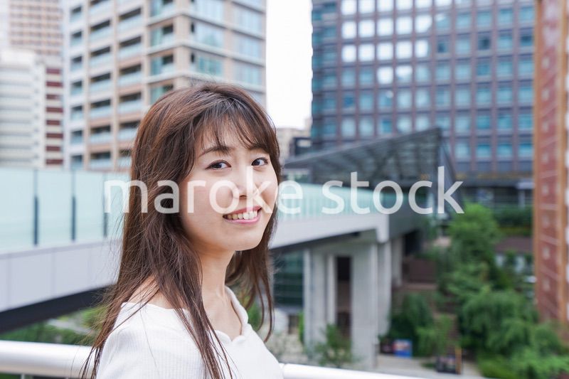 都会を歩くビジネスウーマン