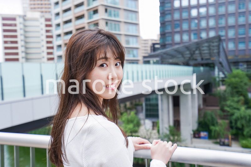 都会を歩くビジネスウーマン