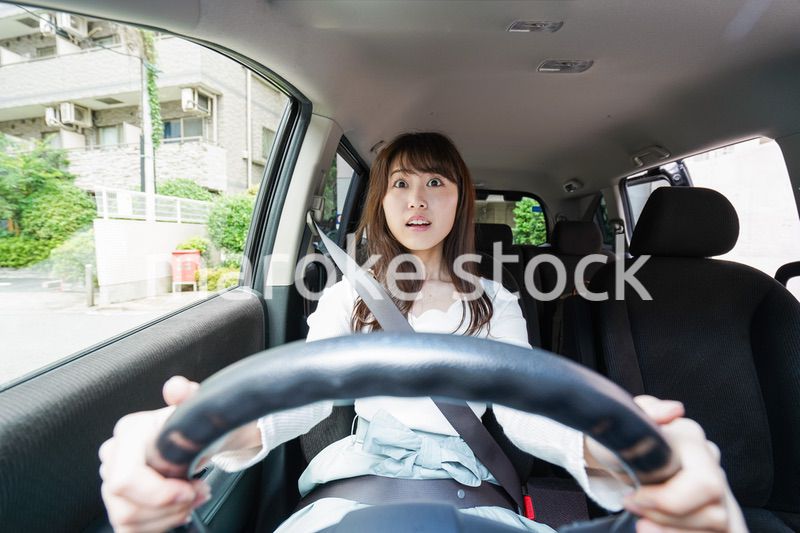 交通事故にあう女性