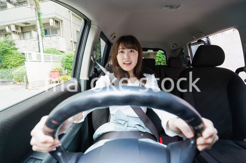 交通事故にあう女性