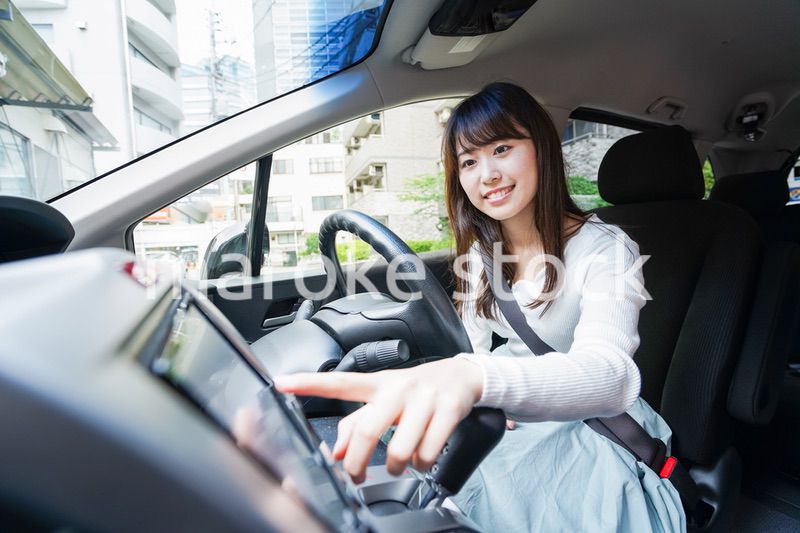 ドライブをする女性