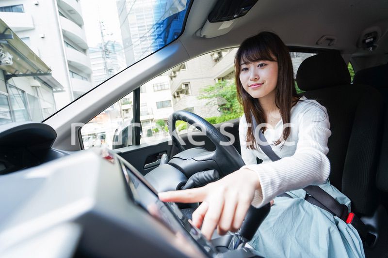 ドライブをする女性
