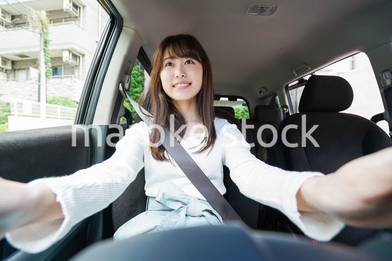 ドライブをする女性