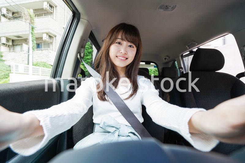 ドライブをする女性
