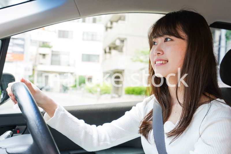 ドライブをする女性