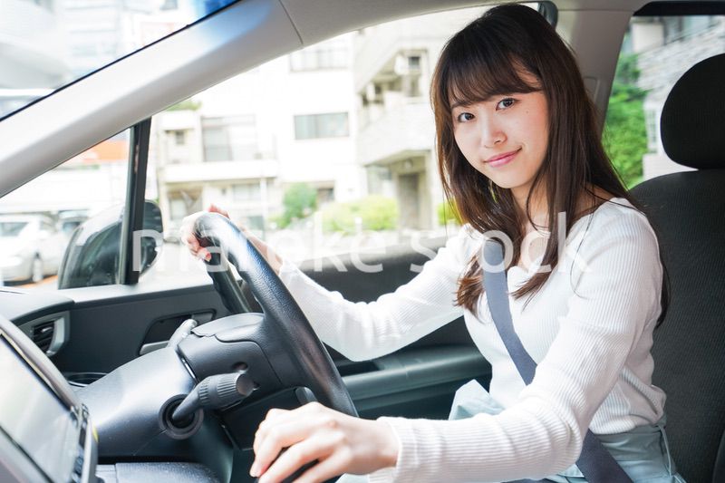 ドライブをする女性