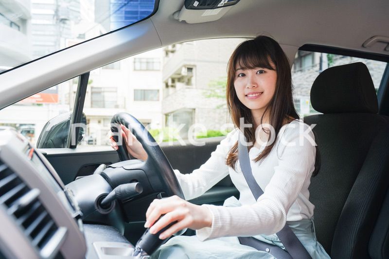 ドライブをする女性