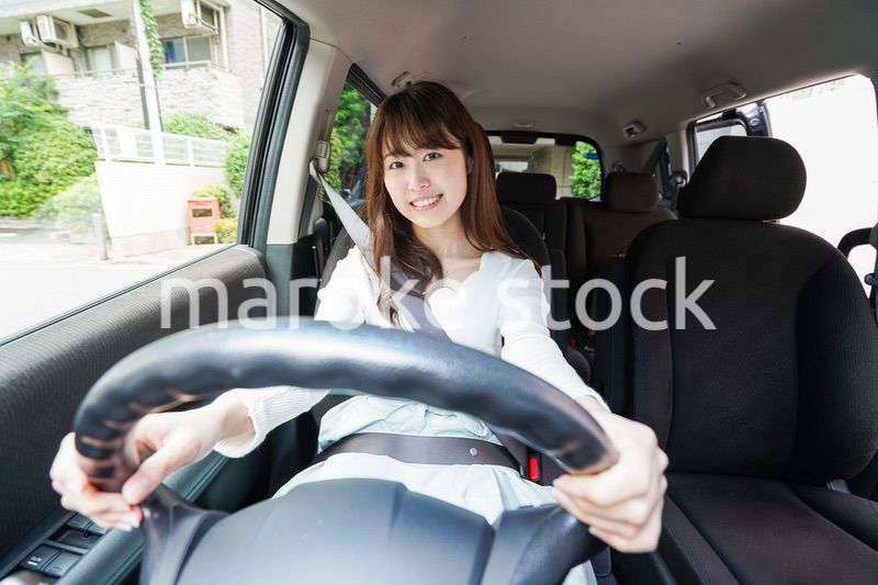 ドライブをする女性