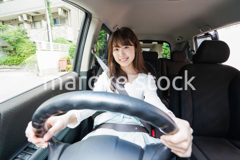 ドライブをする女性