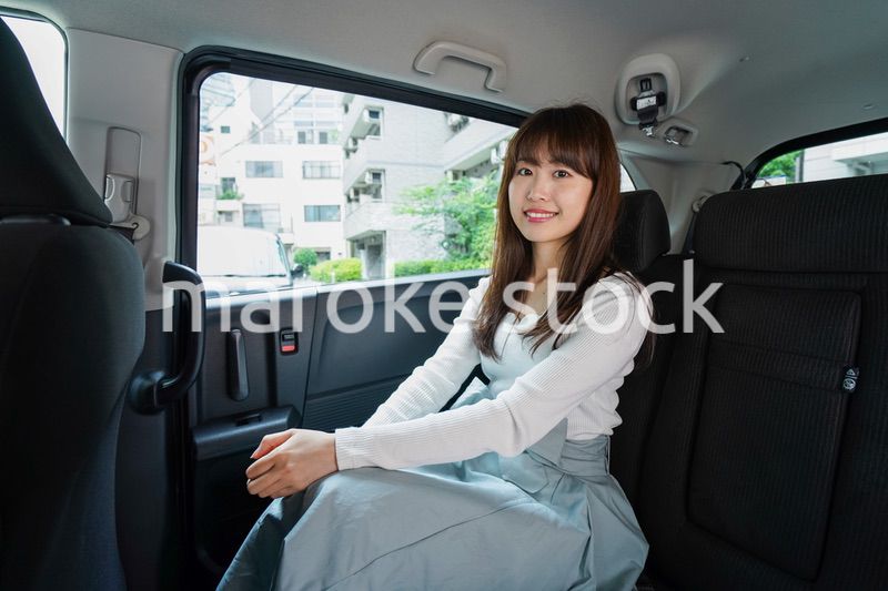 後部座席に座る女性