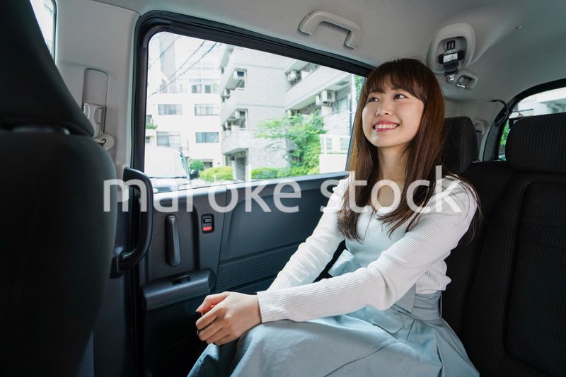 後部座席に座る女性
