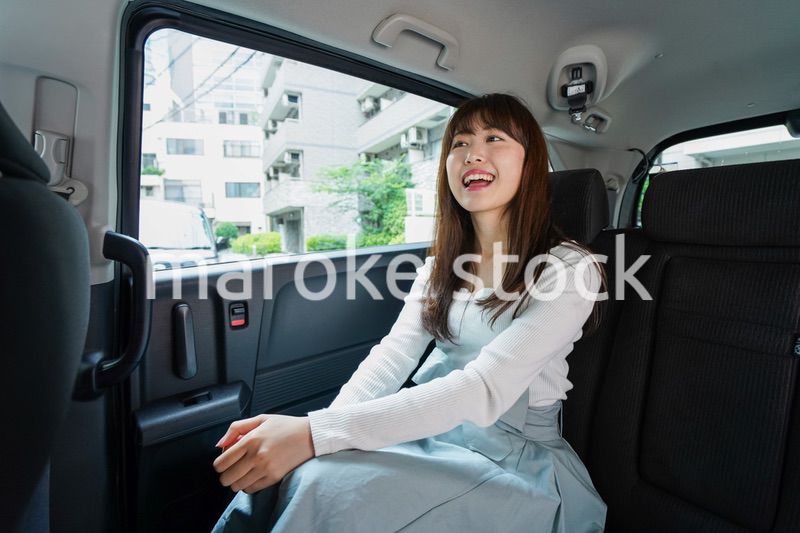 後部座席に座る女性