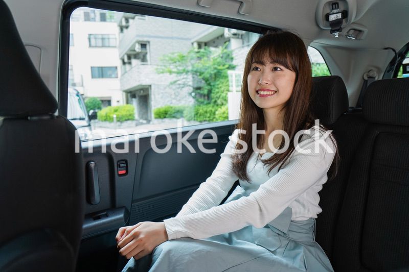 後部座席に座る女性