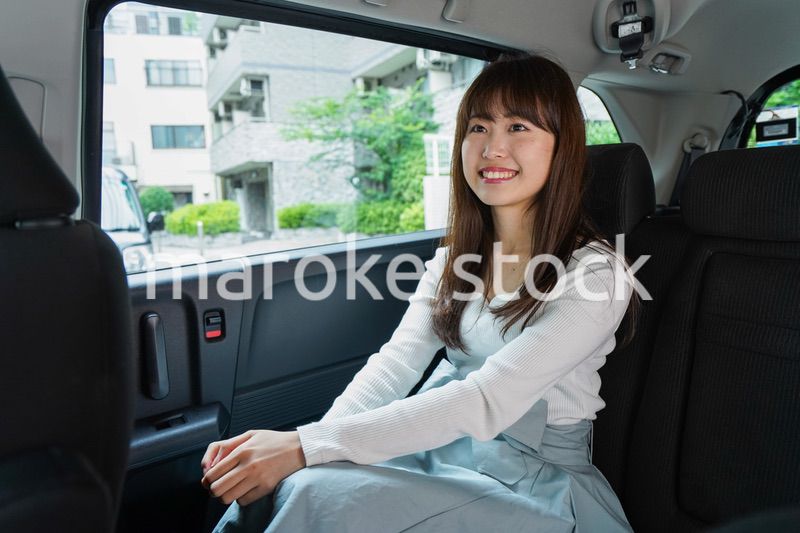 後部座席に座る女性