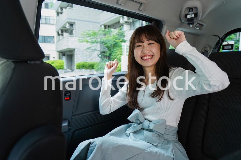 後部座席に座る女性