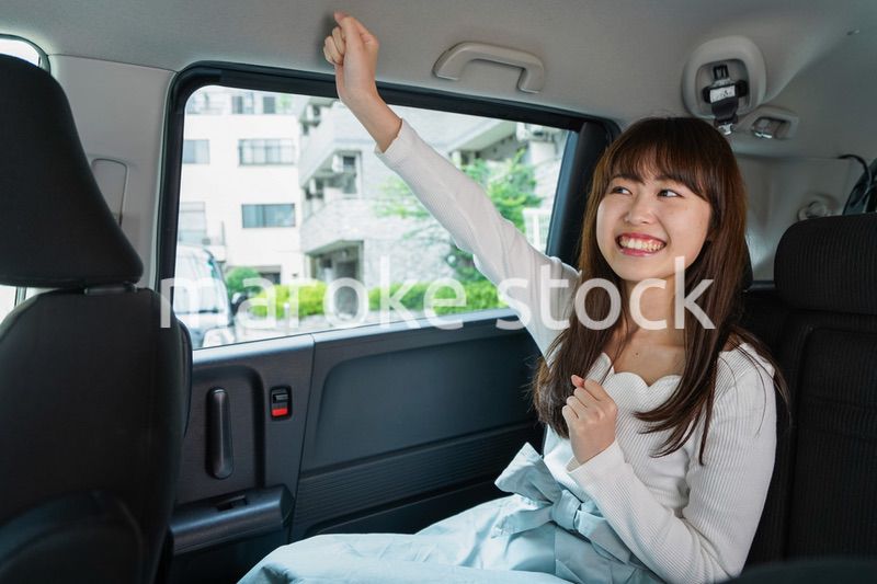 後部座席に座る女性